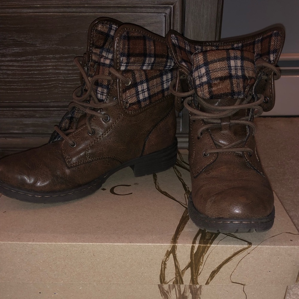 B.o.c. Brown tie booties